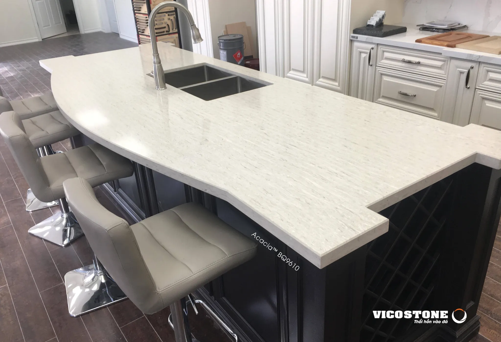 VICOSTONE® Acacia™ BQ9610: Khơi gợi cảm hứng về một không gian sống tinh tế, nơi sự hài hòa và sang trọng được thể hiện trong từng chi tiết vân.